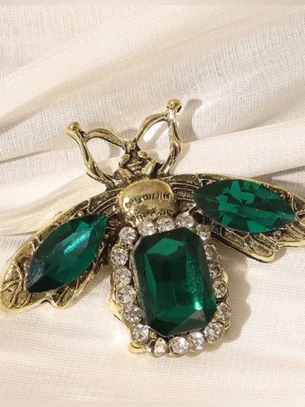 Elegant Vintage Emerald Bee Gold and Green Brooch Pin